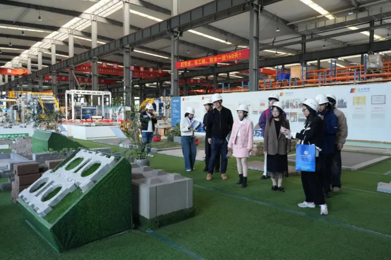 بالتركيز على احتياجات التنمية الخارجية، تتعاون شركة Quangong Machinery Co., Ltd. مع جامعة Fuzhou للدراسات الأجنبية والتجارة لتنمية المواهب ذات التوجه الدولي.