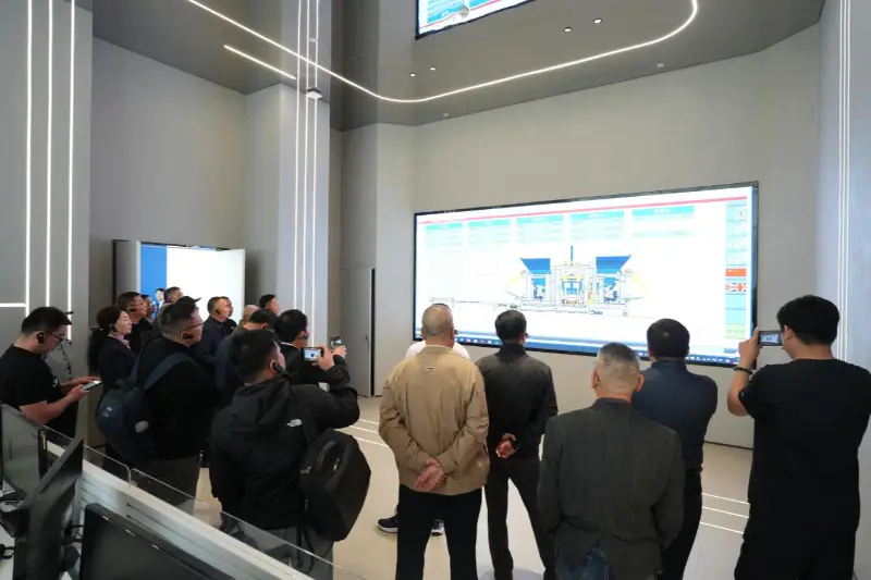 عُقد الاجتماع الثاني للمجلس الدائم للدورة الثامنة لجمعية لبنات البناء الصينية في تشيوانتشو؛ تساهم شركة Quangong Machinery Co., Ltd. في تبادل الصناعة وتطويرها.